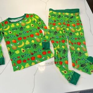 Little sleepies once upon a farm fruit veggie pajamas size 7/8 green 🍍🫐🍒🍌🐝